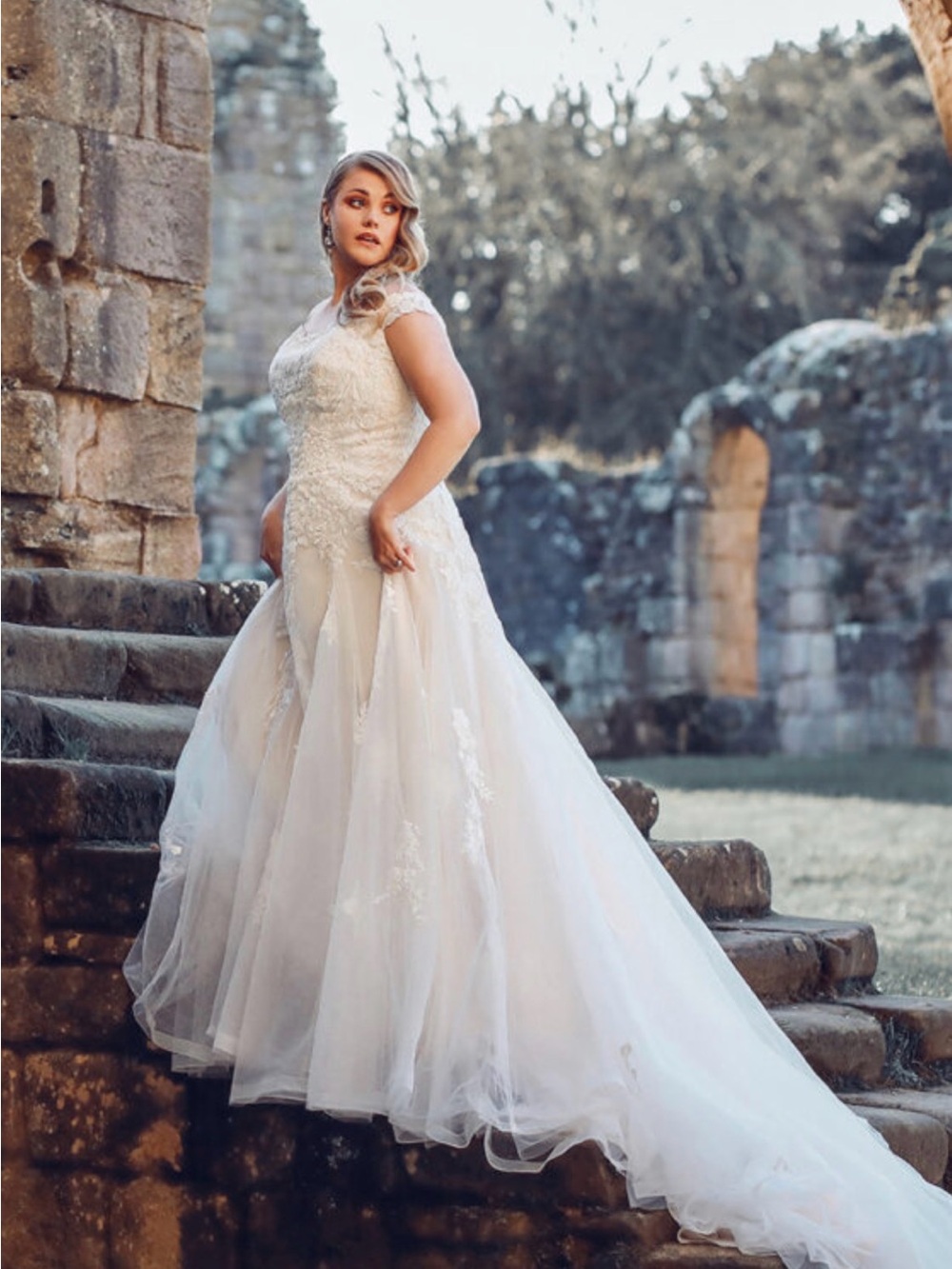Allure Bridals Aurora D281 Ivory Lace A-Line Wedding Dress brand new never worn